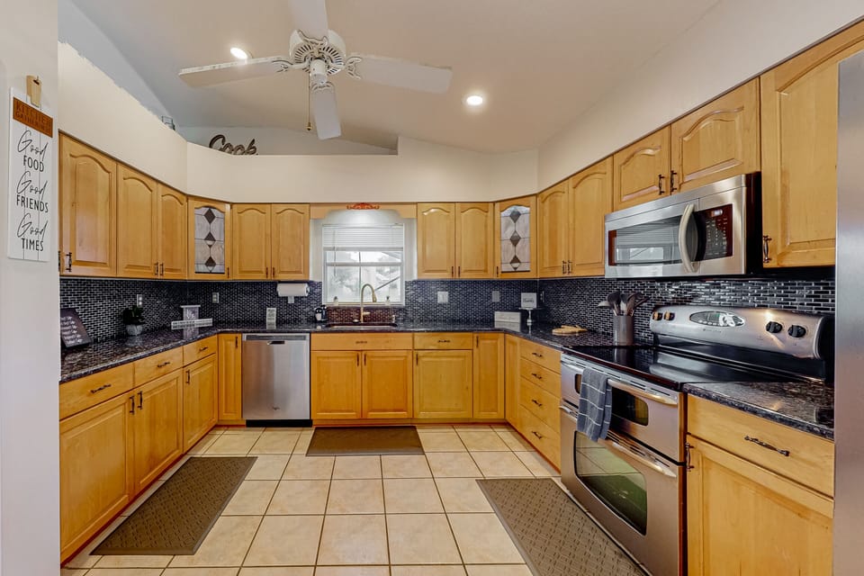 Fully equipped kitchen with everything you need to make your favorite meals!