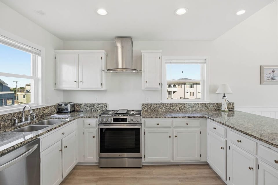 Top-Level Kitchen with Bar (seats 5)