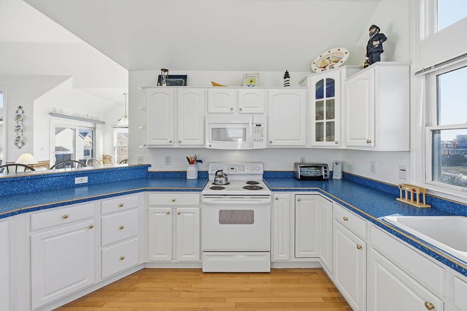 Top-Level Kitchen with Bar (seats 4)