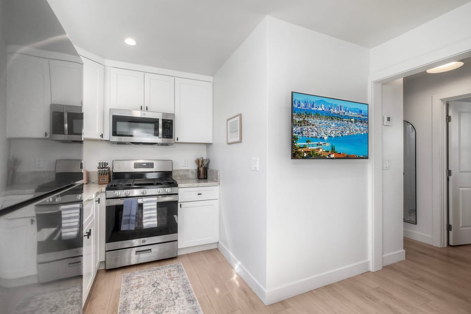 Crisp, clean kitchen ideal for easy vacation meals.