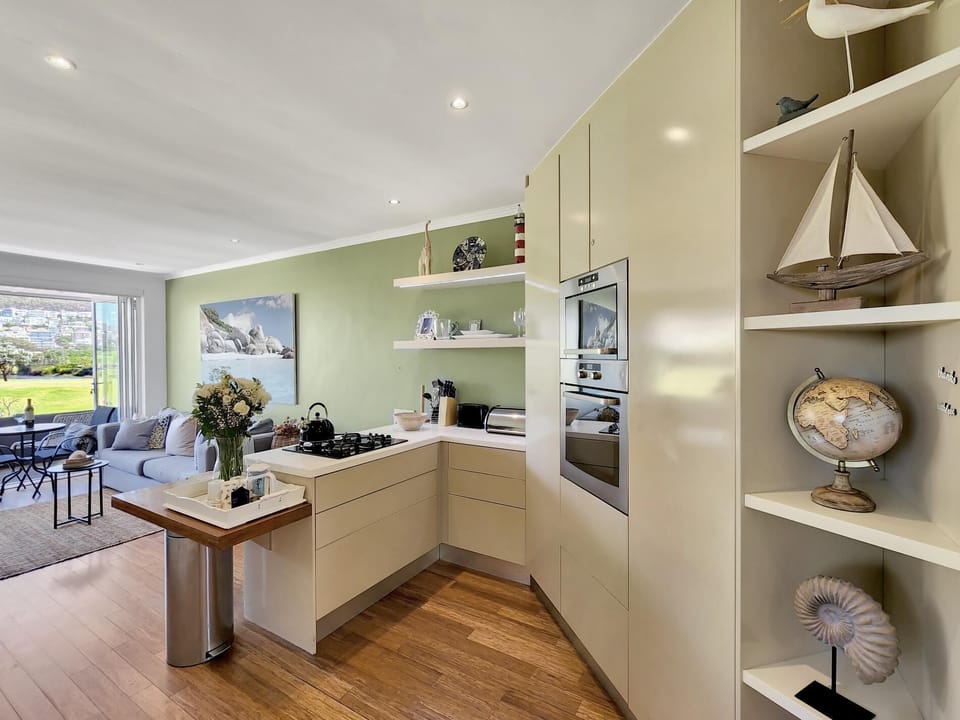 Mouille Point 2BR - Stadium & Mountain Views (32864)