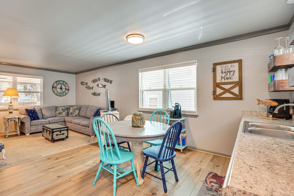 Dining Area | Dishware/Flatware Provided