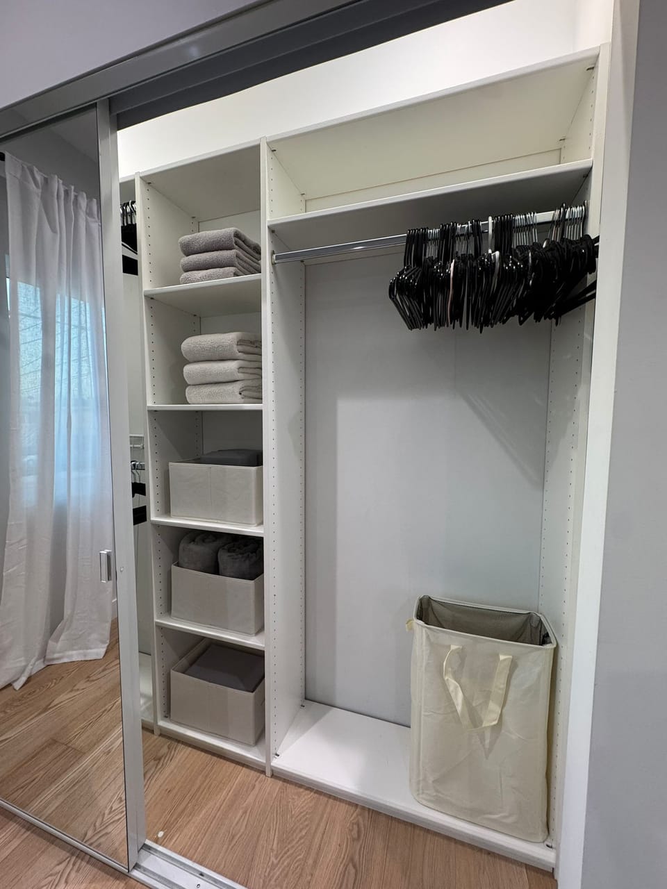 BEDROOM 2 WITH TWO SINGLE BEDS + ENSUITE BATHROOM