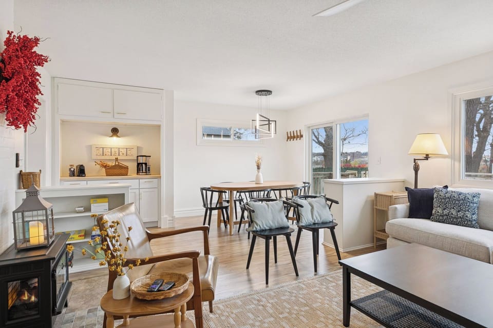 Enjoy seamless flow between the living room, dining area, and the kitchen nook. 