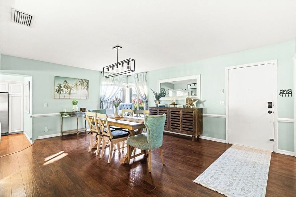 Enjoy family meals around this spacious dining table! 🍽️ Bright, coastal decor creates a lovely setting for breakfast or dinner.