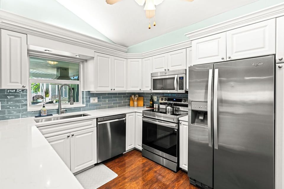 Sleek and modern. ✨ This fully updated kitchen has everything you need to whip up delicious vacation feasts!