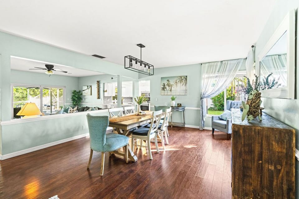 Enjoy the effortless flow of this open-concept space. ☀️ The main area is light, bright, and perfect for socializing with your group.