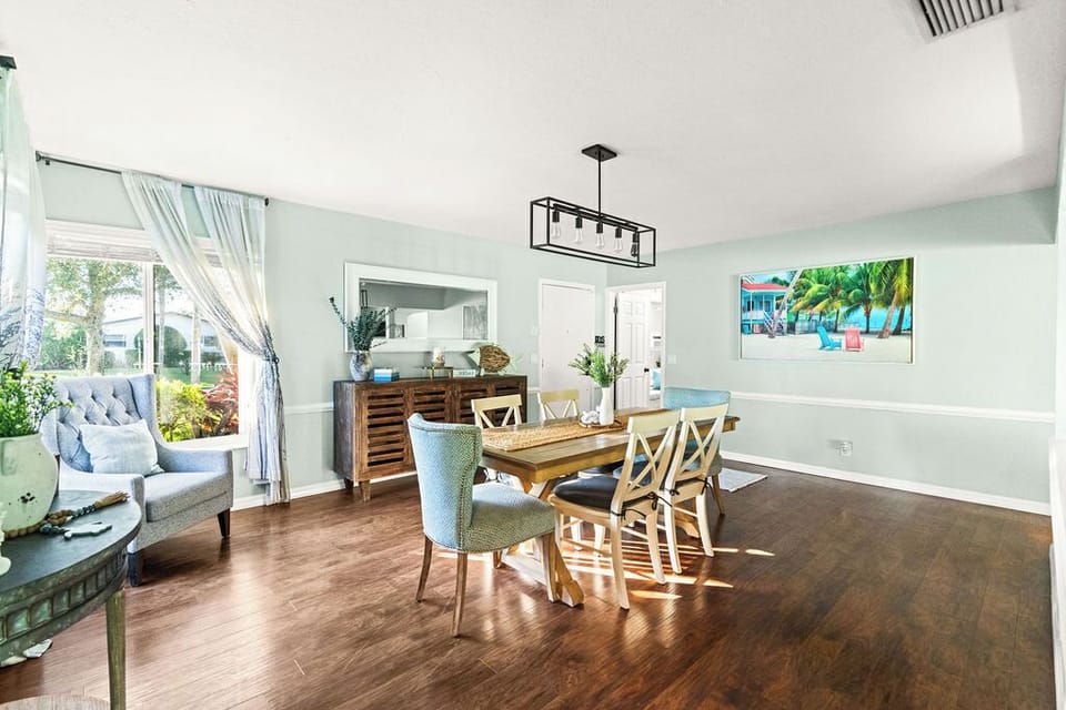 Coastal charm indoors. 🌊 Light, airy interiors and beautiful coastal decor make every room feel like a true vacation escape.
