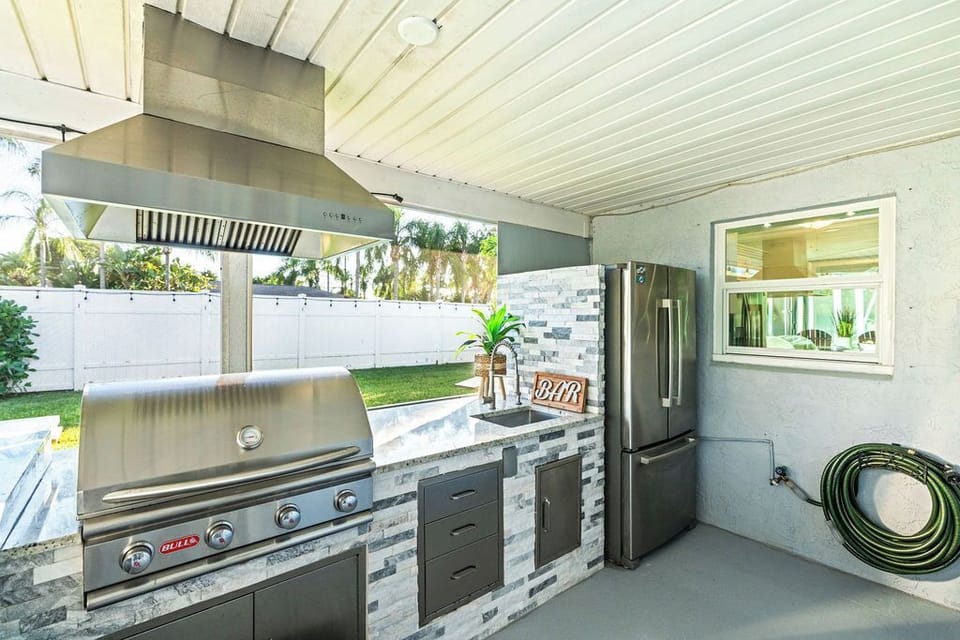 Fire up the grill! 🔥 Our fully equipped outdoor kitchen makes al fresco dining a breeze. It’s complete with a high-end stainless steel fridge for easy entertaining.