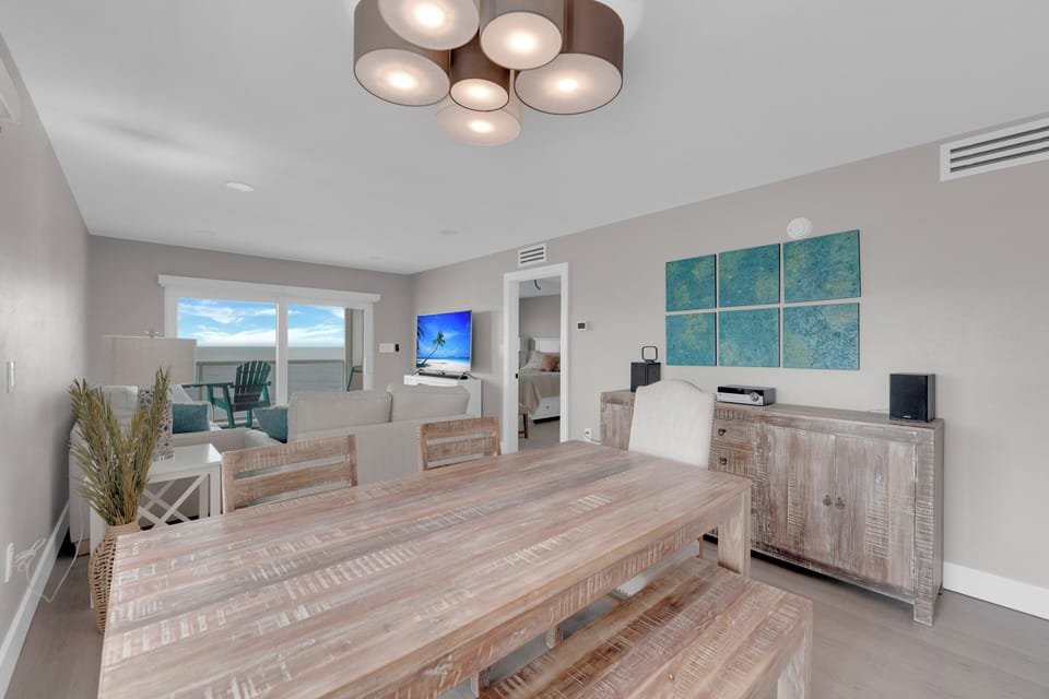 Modern costal dining room at Leonardo Arms 623