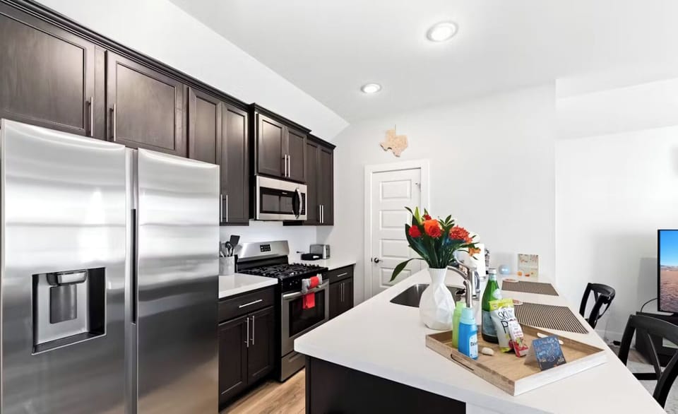 Fully stocked kitchen with modern touches ✨ After exploring GigaTexas, Tesla’s global HQ just minutes away, come back and enjoy a home-cooked meal 🍳
