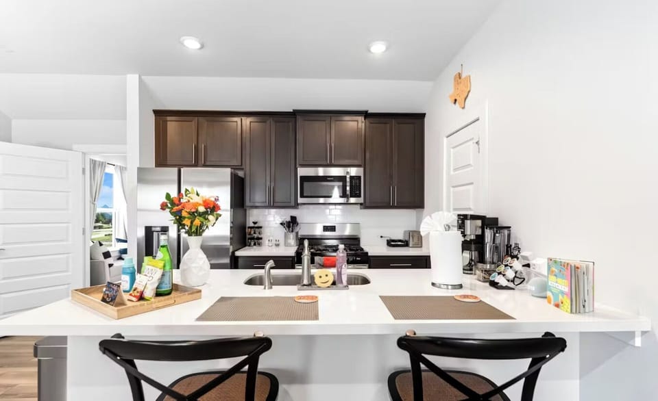 Kitchen seats for a couple to enjoy a homemade meal or tasty delivery 🍽️ After exploring downtown Austin’s nightlife and live music, it’s the perfect spot to wind down 🌆🎶