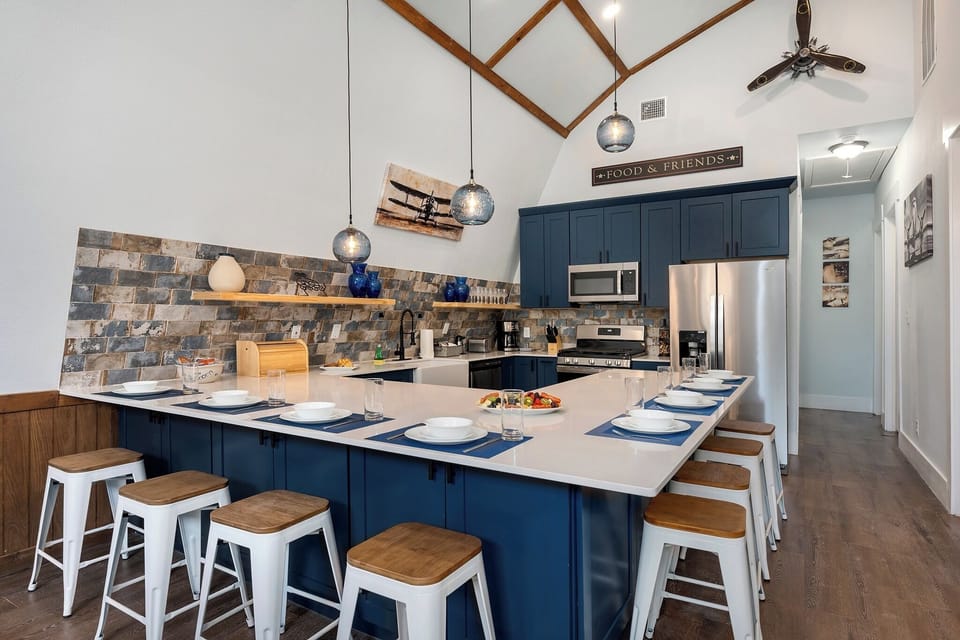 Fully equipped kitchen with all the essentials for preparing delicious meals.