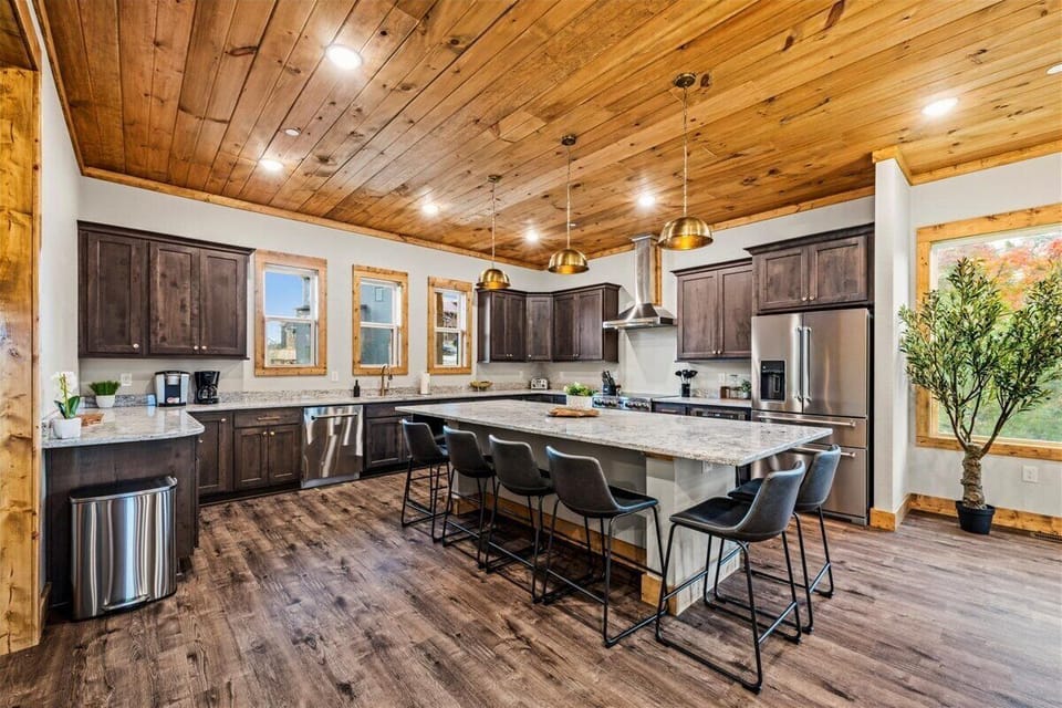Lookout Lodge's kitchen and dining area