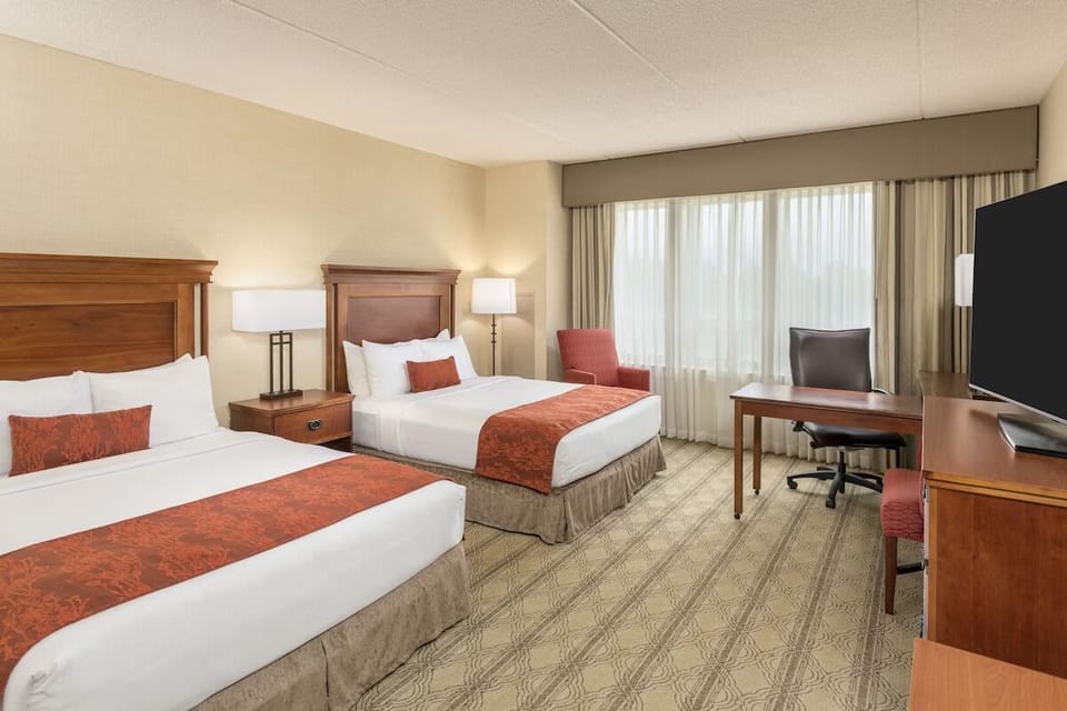 Unit with 2 Queen beds. Exact unit will be assigned upon arrival. Views, colors, and decor may vary.