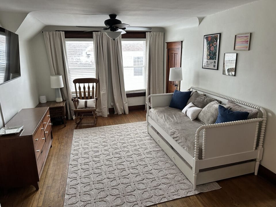 Living room with 50` Smart TV and daybed with trundle
