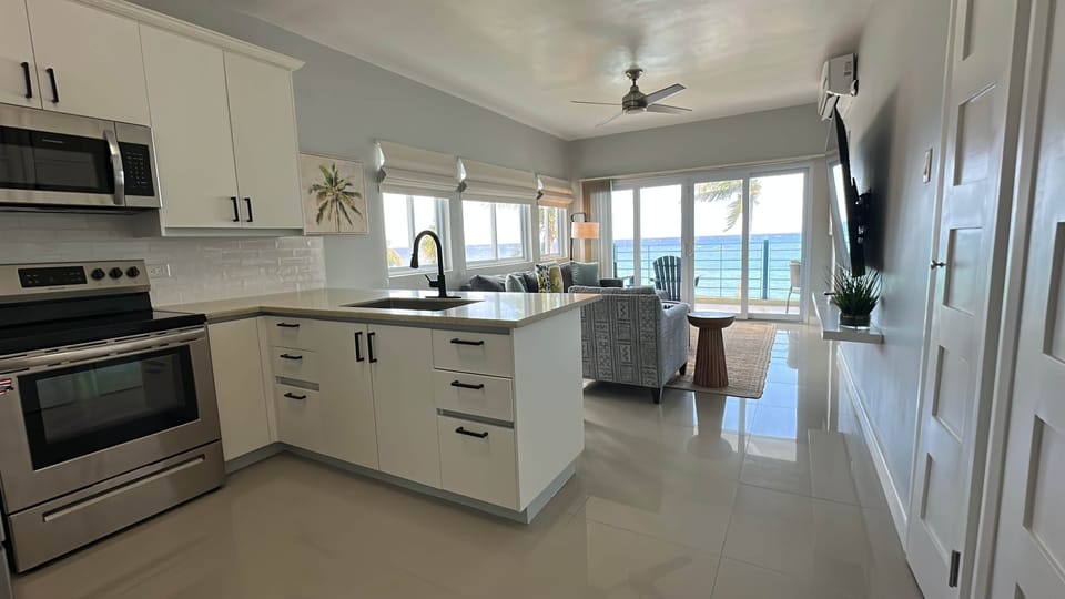 Kitchen overlooking livingroom