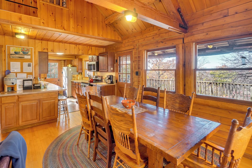 Dining Area | Dishware/Flatware Provided | Main Floor