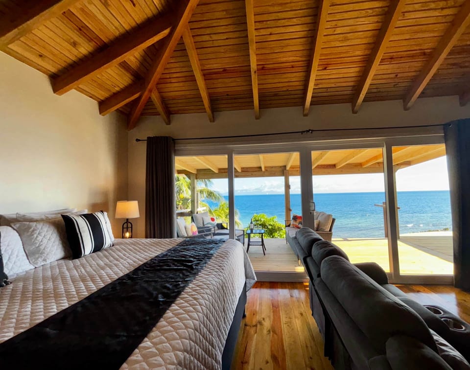 Quatro Vista-Unit A3 King Bed & TV Room