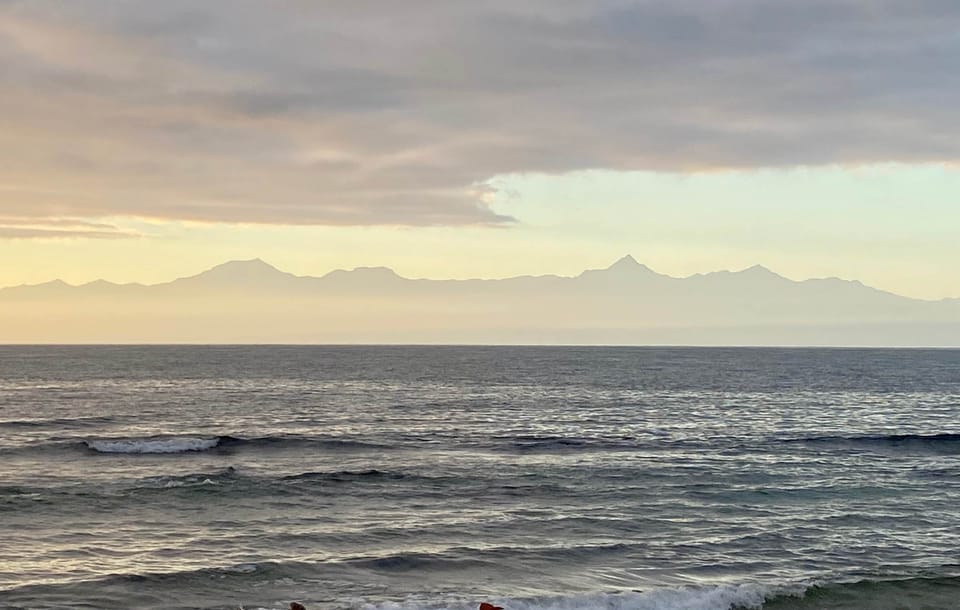 Quatro Vista Utila Caribbean Beach Vacation Rentals, walk in dive and snorkel, Pico Bonito Mountains