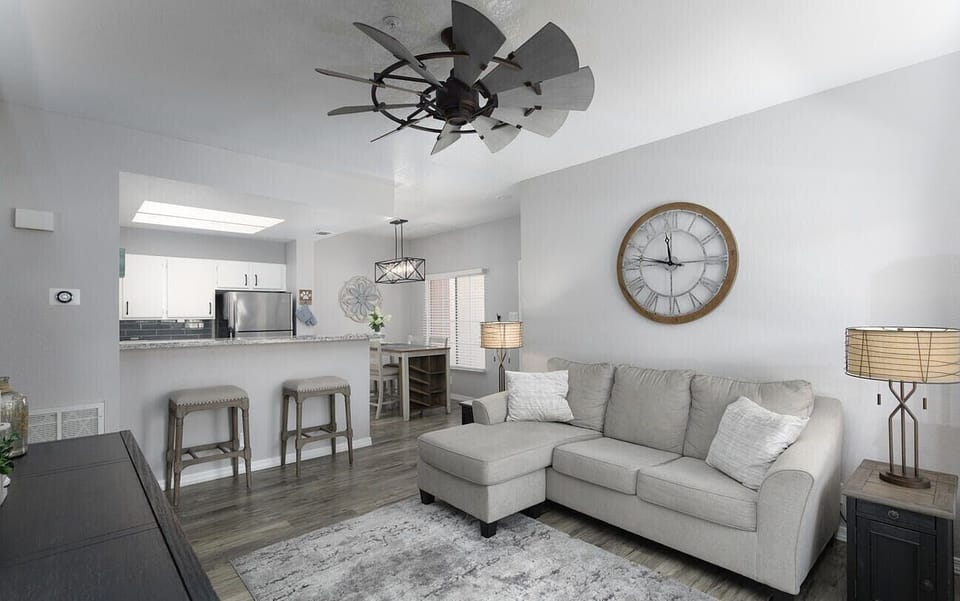 Open floorplan to kitchen and dining area. 