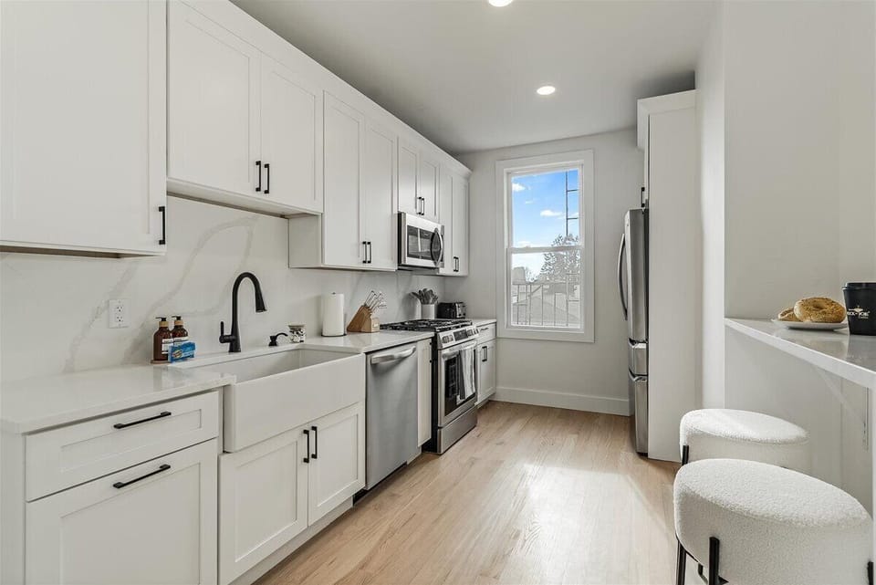 Well-appointed kitchen with full appliances and cookware.
