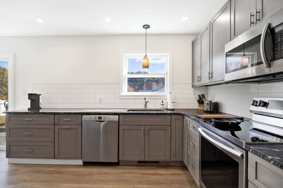 Kitchen | Refrigerator | Oven | Stove | Microwave | Dishwasher | K Cup Coffee Machine | AeroPress | Blender | Toaster 
