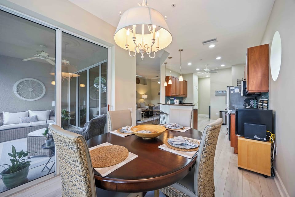 Spacious dinette that accommodates 4. Great space to enjoy breakfast.