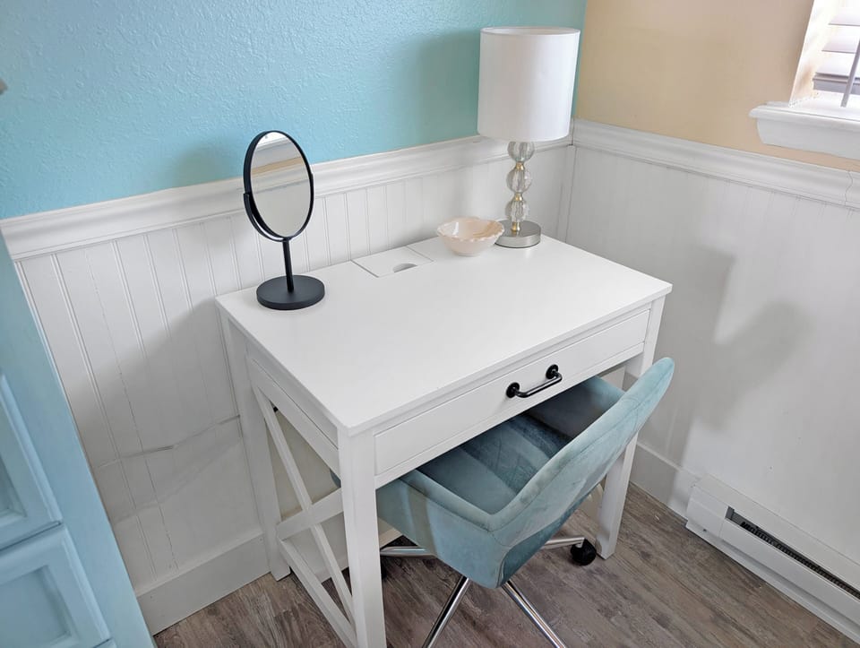 Cozy workstation / vanity with swivel chair, lamp & make-up mirror