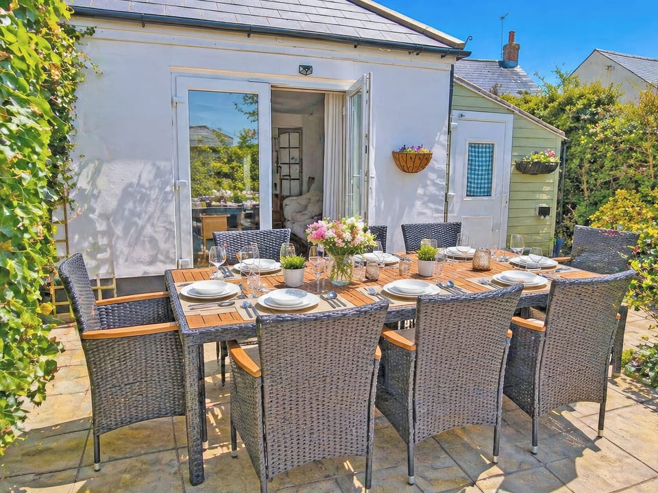 Sitting-out-area | Ivy Cottage, California