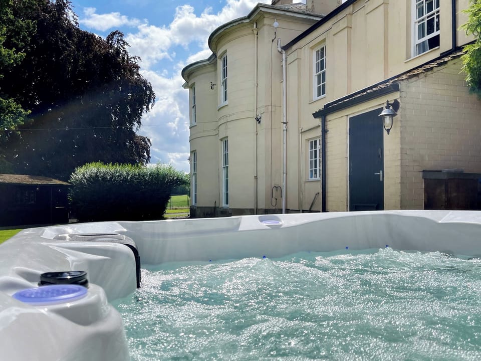 Hot tub | Moortown House, Market Rasen