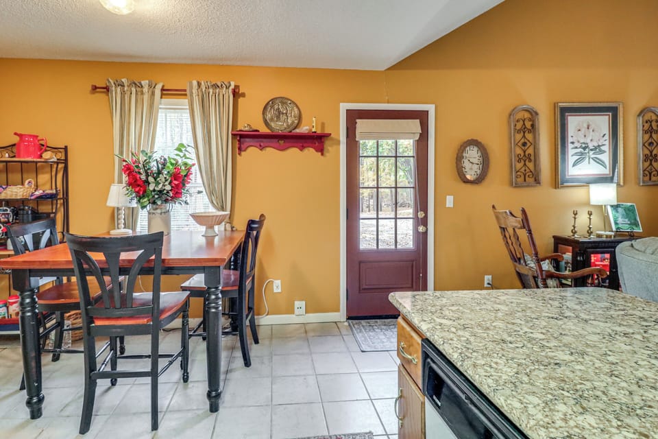 Dining Area | Dishes & Flatware Provided
