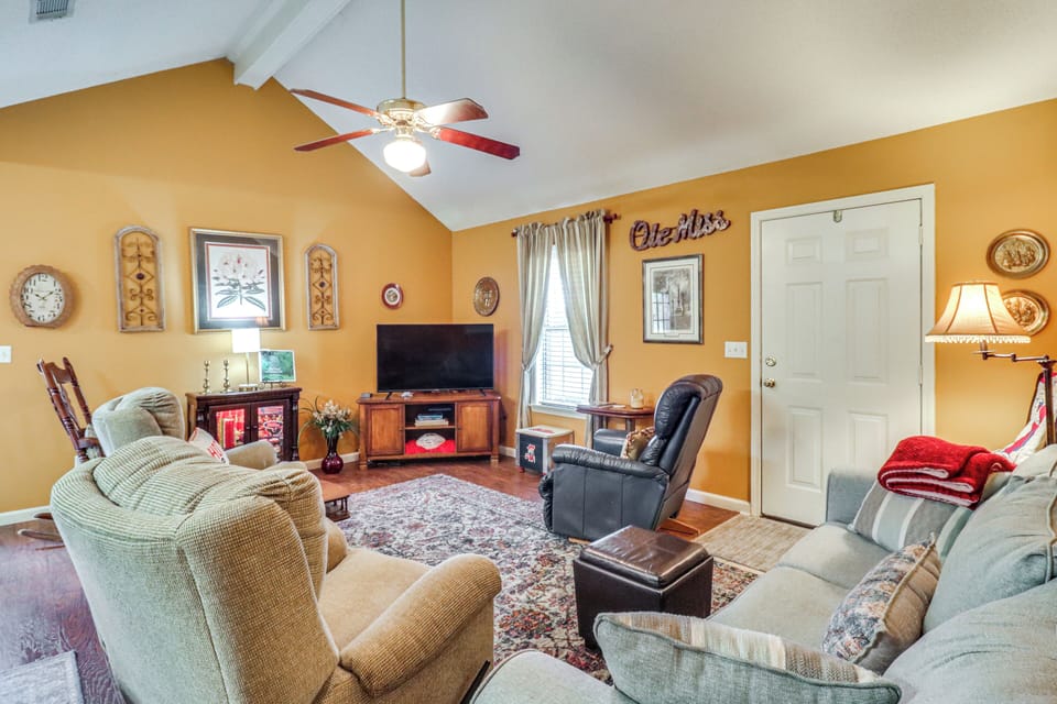 Oxford Vacation Rental | 3BR | 3BA | 1,250 Sq Ft | 2 Steps to Access