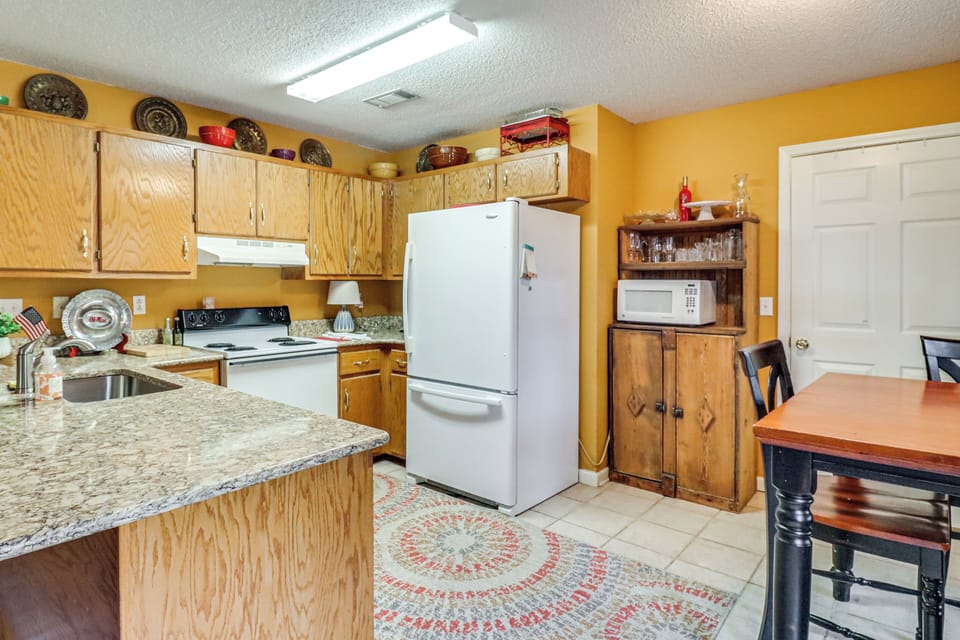 Kitchen & Dining Area | Open Floor Plan | Free WiFi