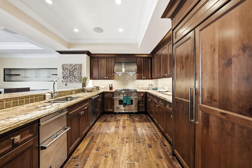 This kitchen has it all. Views of the slopes, great bar to serve the kids or the drinks to the adults :).