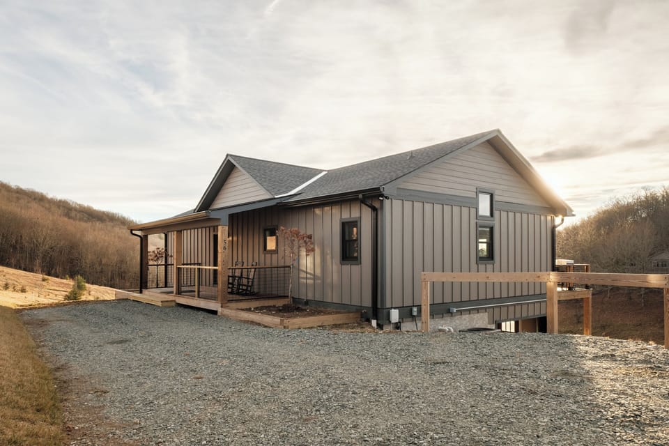 A modern lodge nestled in the peaceful Eagles Nest community. Enjoy privacy, mountain air, and easy access to Banner Elk, Beech Mountain, Sugar Mountain, and nearby trails.