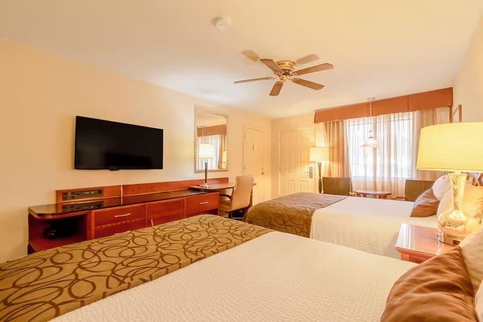 Stretch out and enjoy a calm, sunlit room atmosphere.