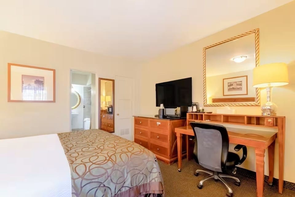 Settle in and catch up comfortably at the dedicated work desk.