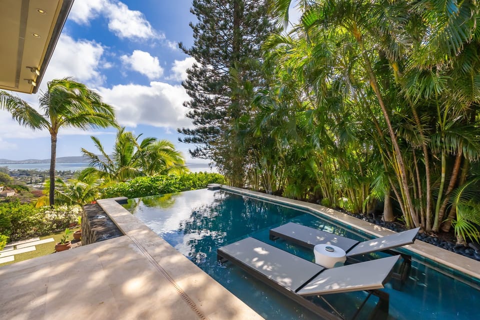 Float in peaceful seclusion beneath the Hawaiian sun!