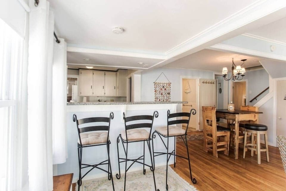 Breakfast bar and additional dinning area
