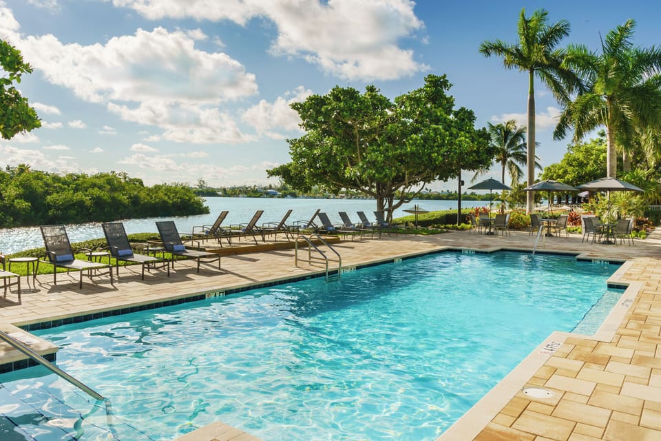 Huge swimming pool, there’s enough room for the whole party!