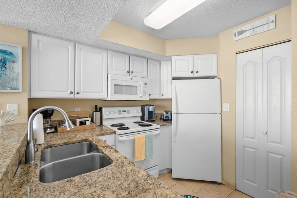 Modern kitchen, ready to use.