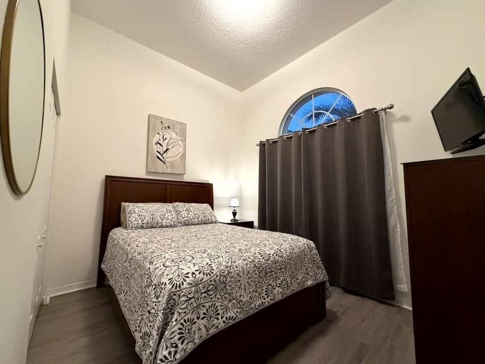 These cozy queen bedrooms include TVs, dressers, and comfortable décor, offering excellent privacy for adults, grandparents, or couples. Each space is designed to provide a peaceful night’s sleep for every guest.