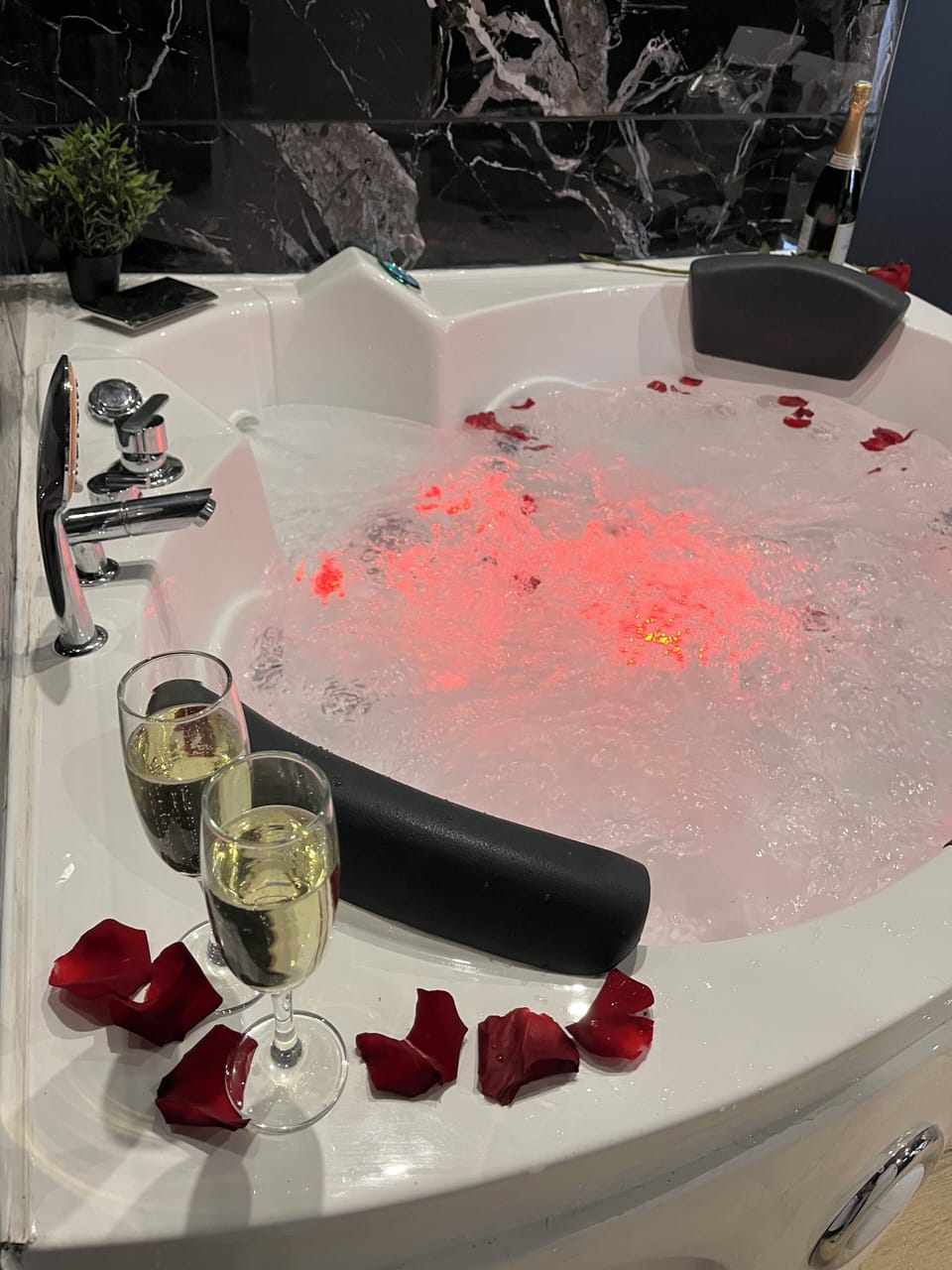 Indoor spa tub