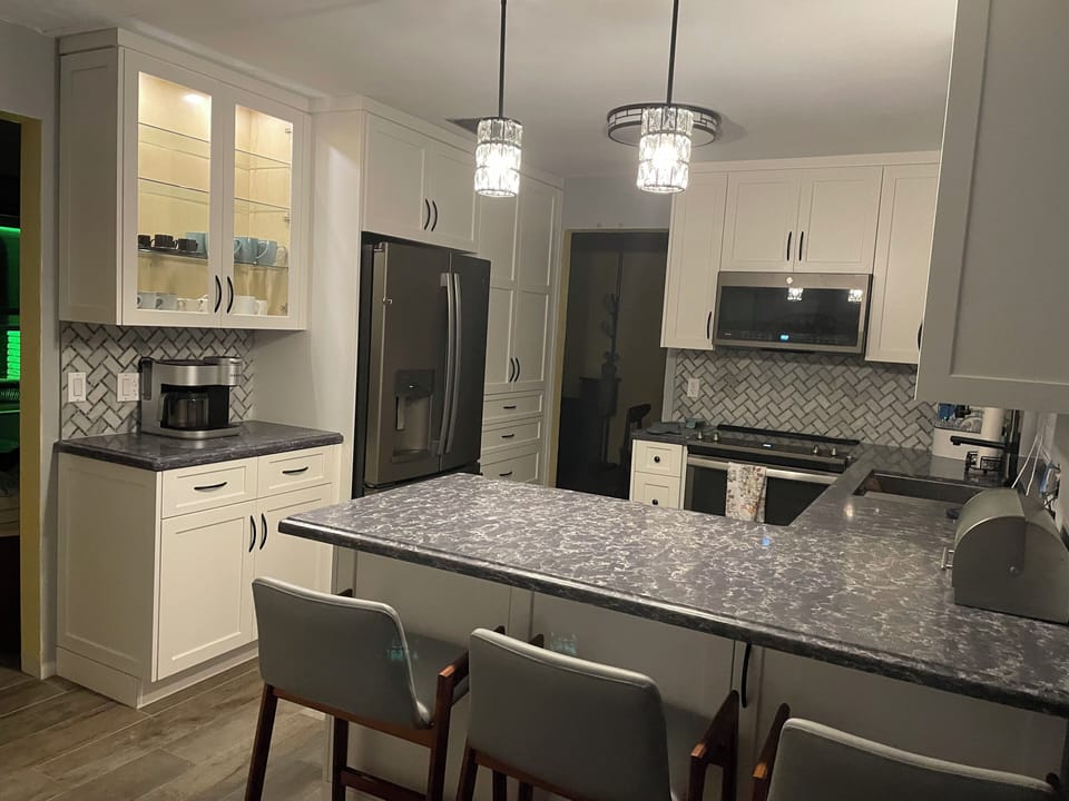 Coffee bar with Keurig pot or cup/ espresso machine/ ice maker/ blender