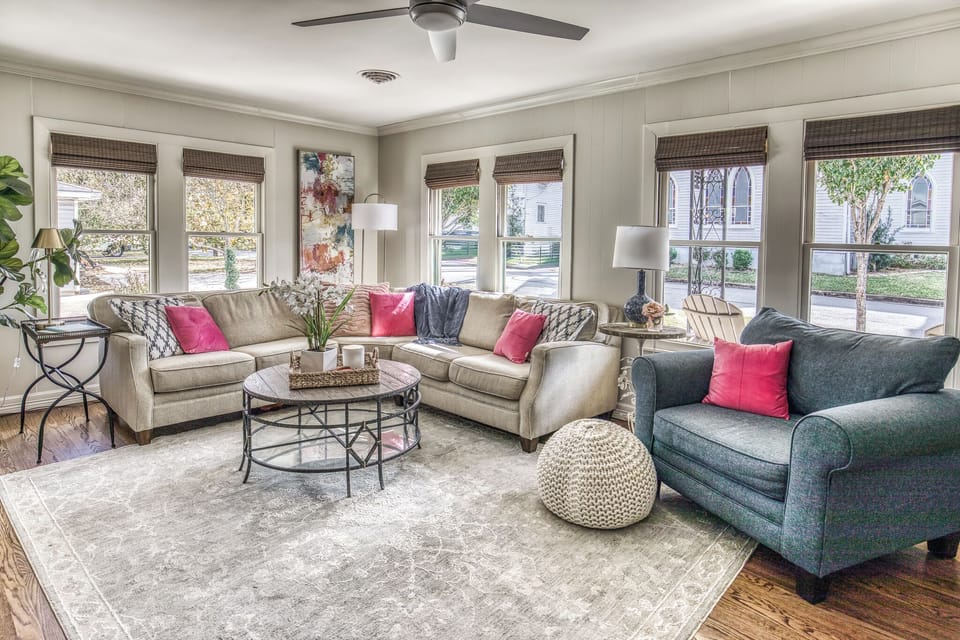 Light flooded living room with room for everyone.