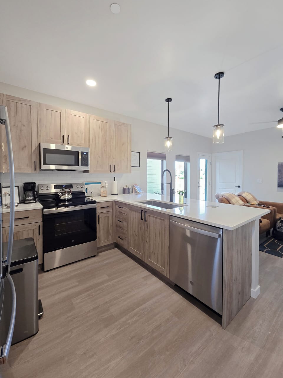 [kitchen] ample room to gather and prepare meals together