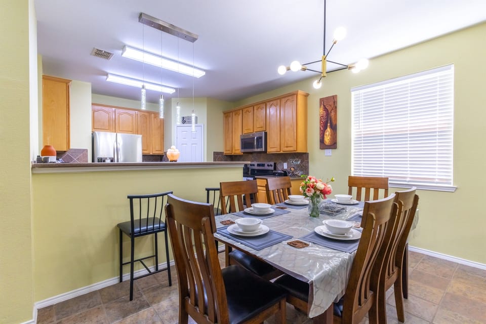 Dining 2 for large family gatherings.