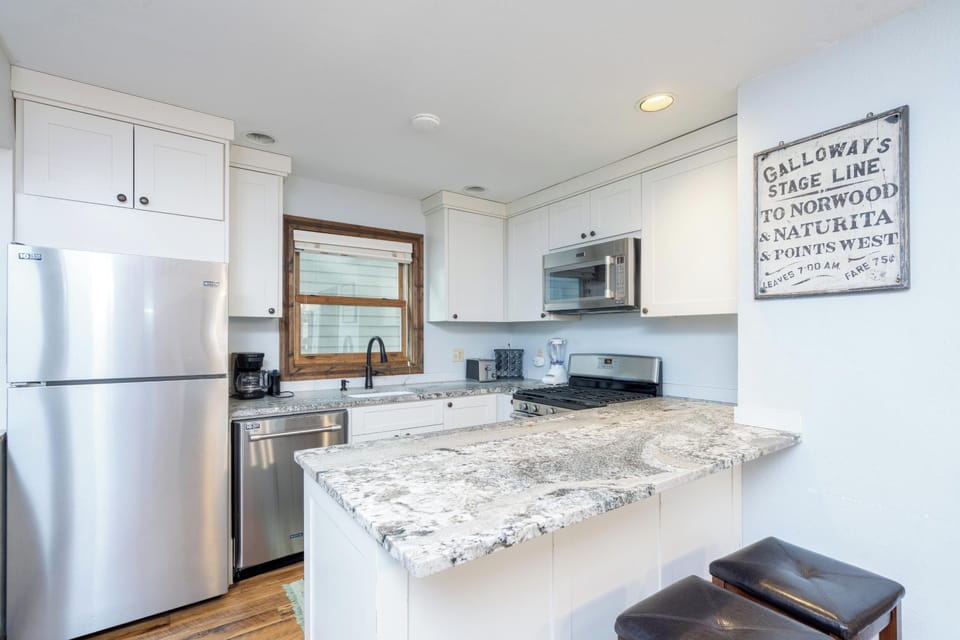 Kitchen - Well-equipped with high quality appliances