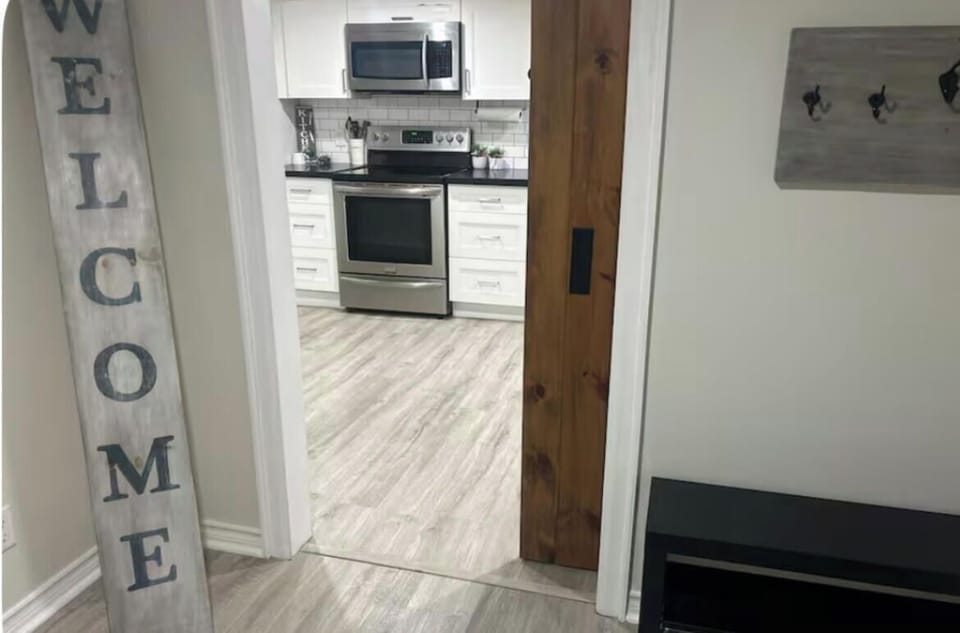 Foyer & entrance to the unit